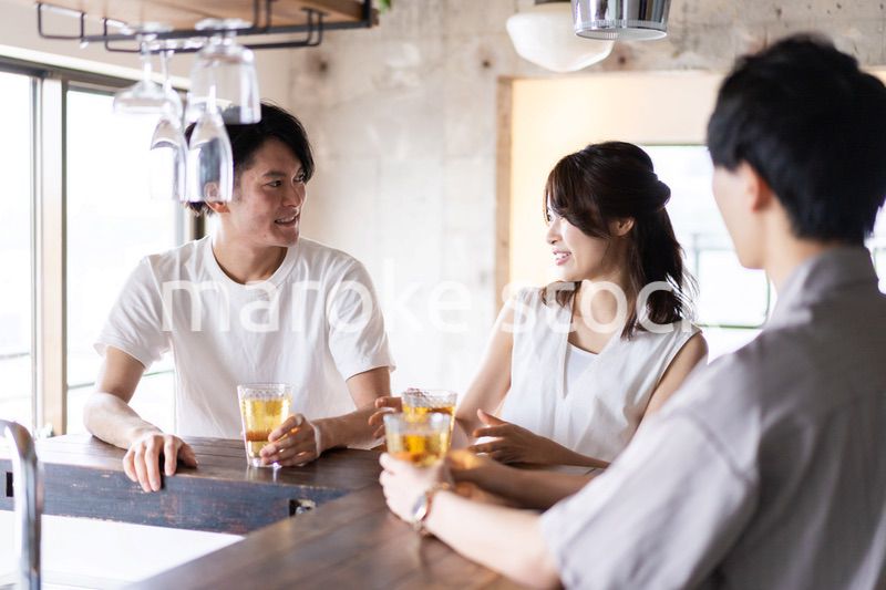 バーで盛り上がる若い男女