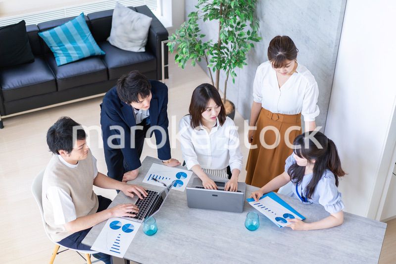 オフィスで仕事をする若いビジネスパーソン