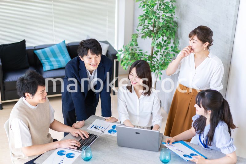 コンサルティング会社で働くビジネスパーソン