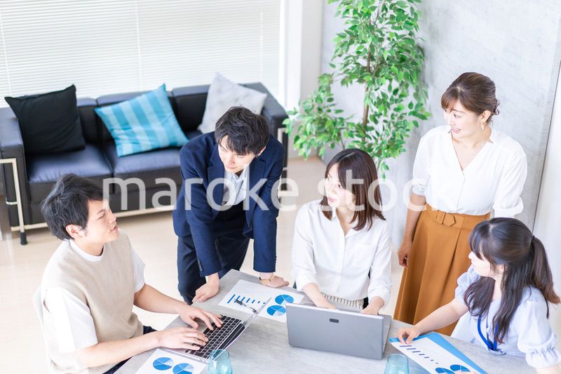 ベンチャー企業で働く若いオフィスワーカー