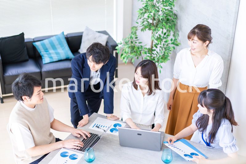 ベンチャー企業で働く若いオフィスワーカー