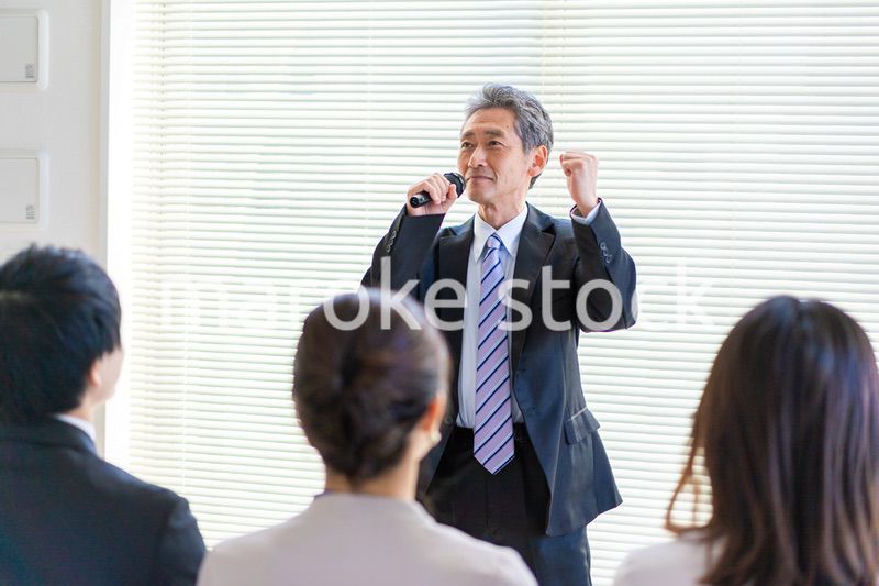 講演会をする中年の男性