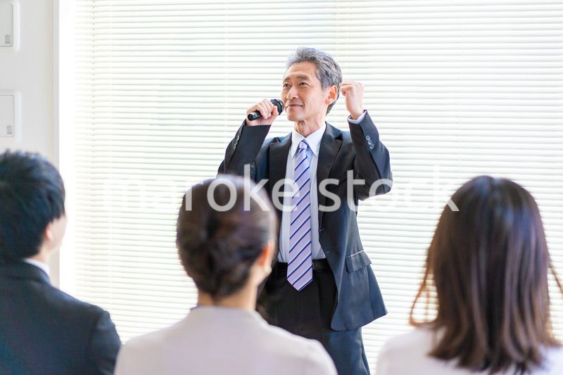 講演会をする中年の男性