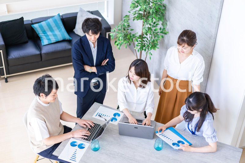 ベンチャー企業で働く若いオフィスワーカー