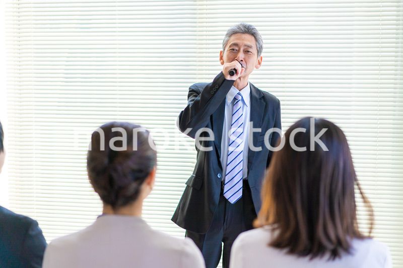 講演会をする中年の男性