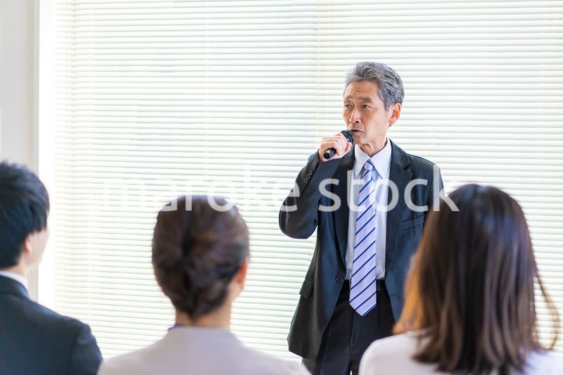 講演会をする中年の男性