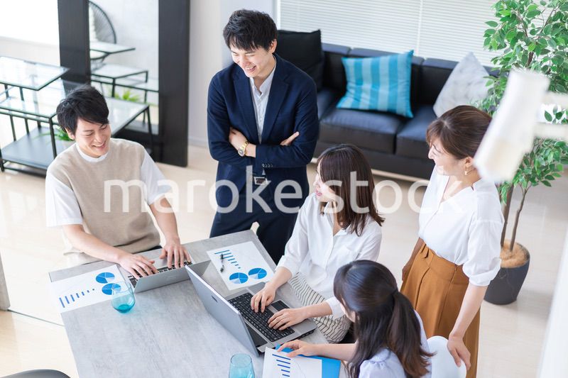 明るいオフィスで働くビジネスパーソン