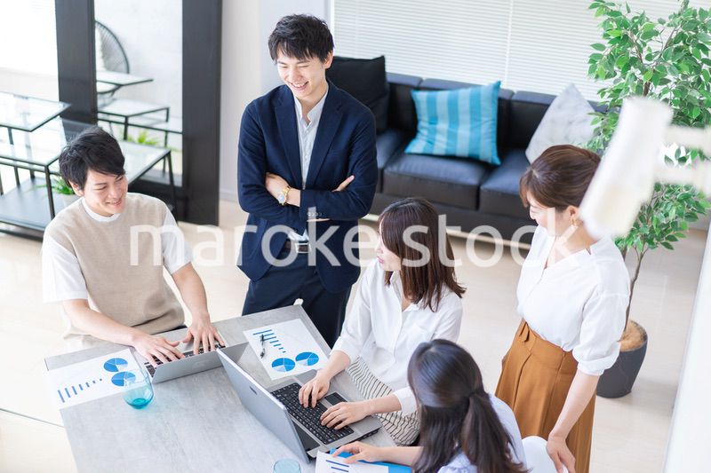 オフィスでビジネスミーティングをする会社員