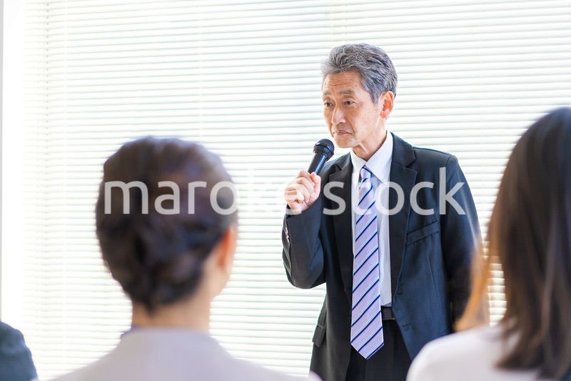 講演会をする中年の男性