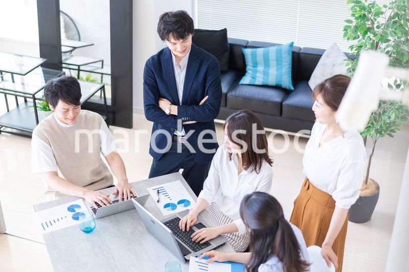 オフィスでミーティングをするビジネスパーソン