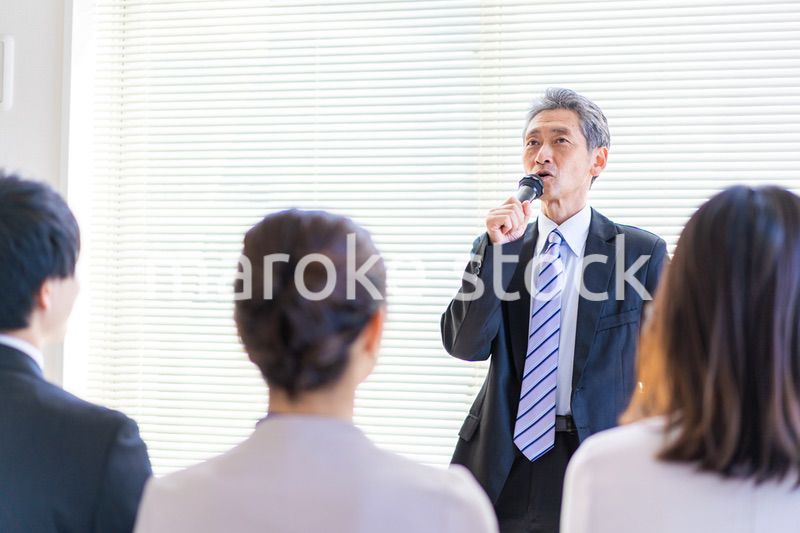 講演会をする中年の男性