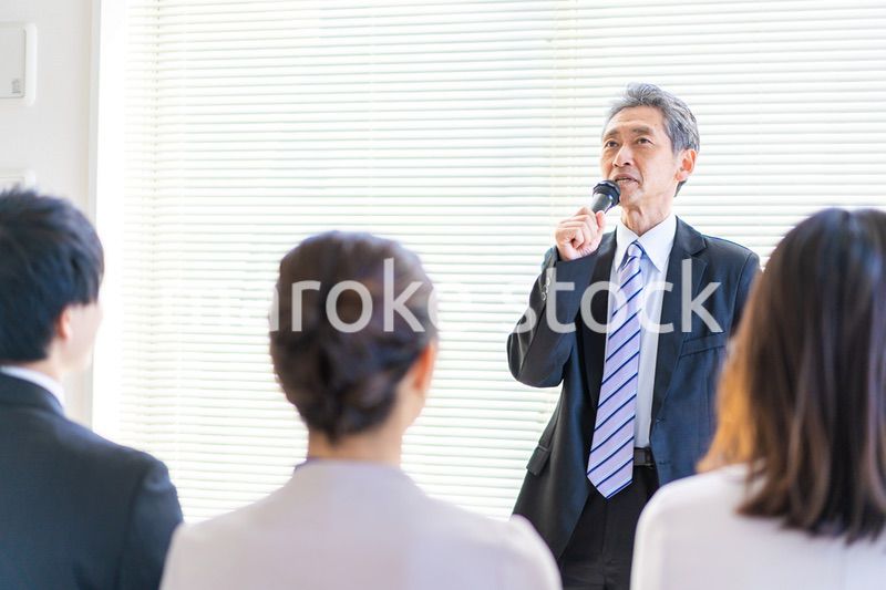 講演会をする中年の男性