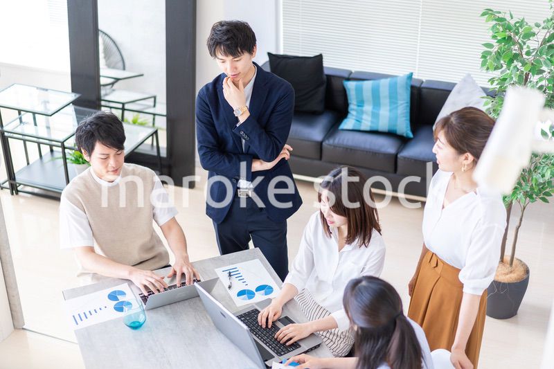 ベンチャー企業で働く若いオフィスワーカー