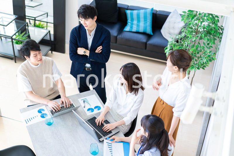 ミーティングをするビジネスパーソン