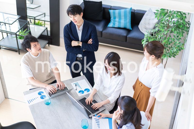 オフィスで仕事をするビジネスパーソン