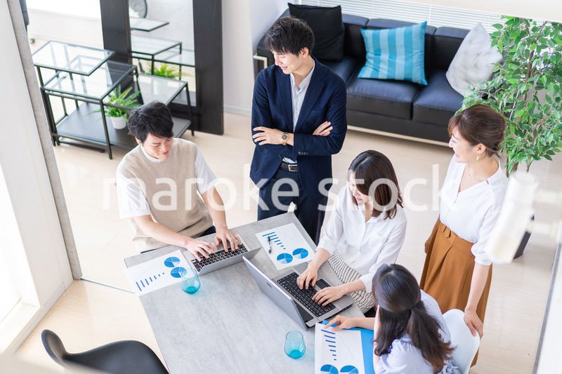 ベンチャー企業で働く若いオフィスワーカー