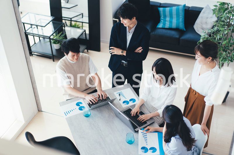 明るいオフィスで働くビジネスパーソン