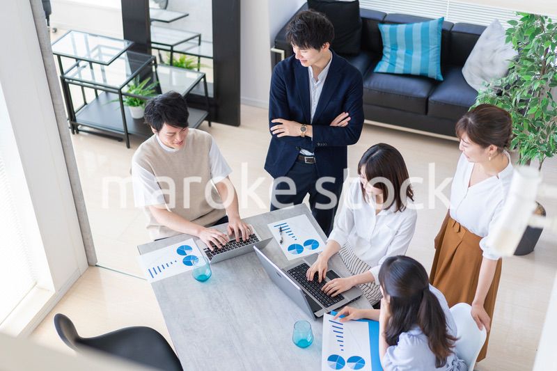 明るいオフィスで働くビジネスパーソン