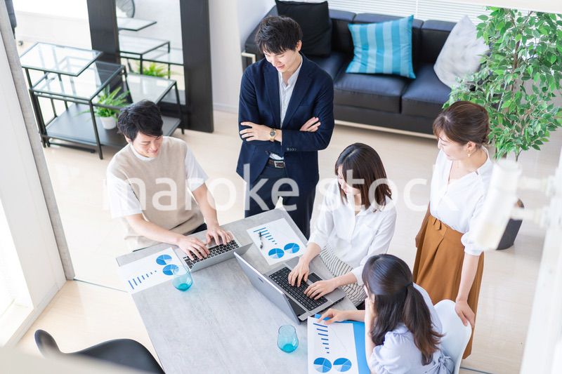 オフィスでミーティングをするビジネスパーソン