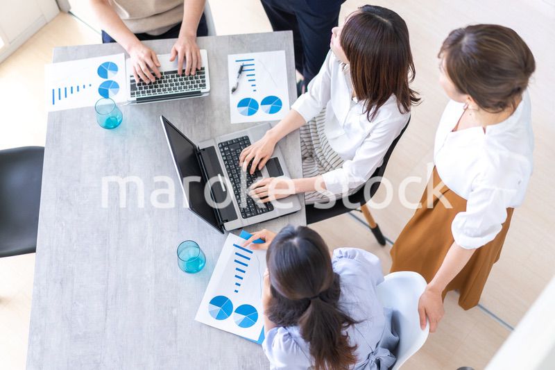 ベンチャー企業で働く若いオフィスワーカー