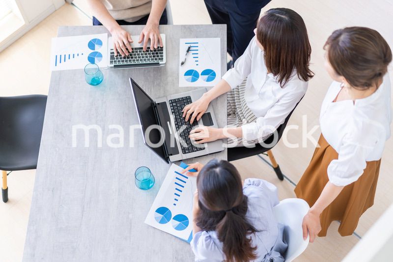 ベンチャー企業で働く若いオフィスワーカー