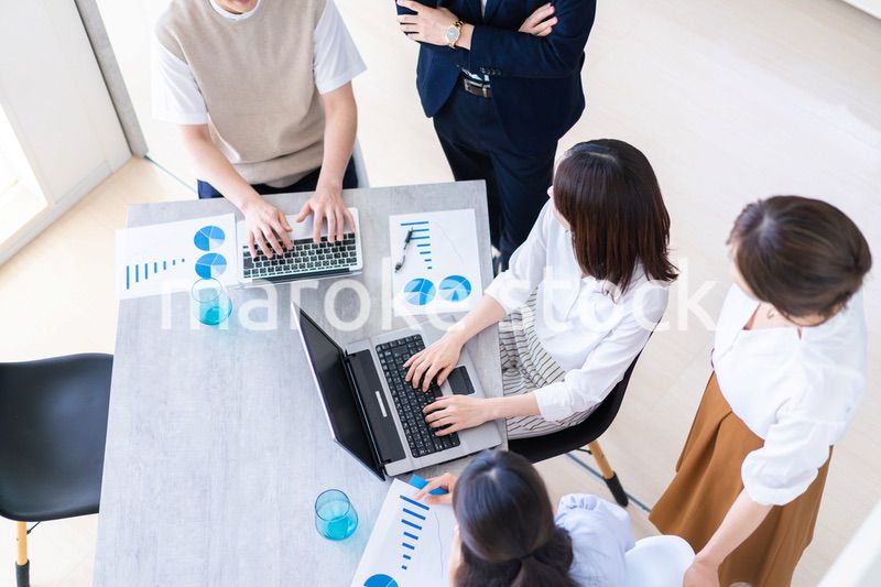 ミーティングをするビジネスパーソン