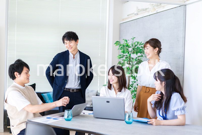 ミーティングをするビジネスパーソン