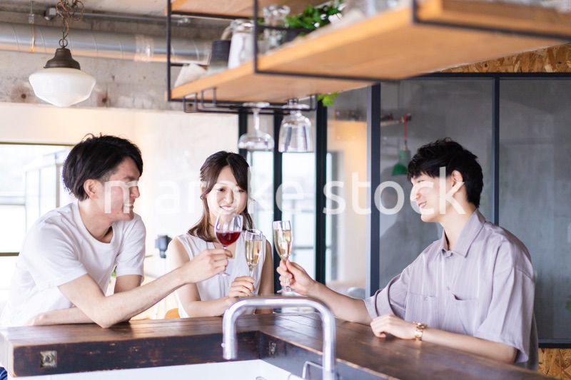 バーでお酒を飲む若者