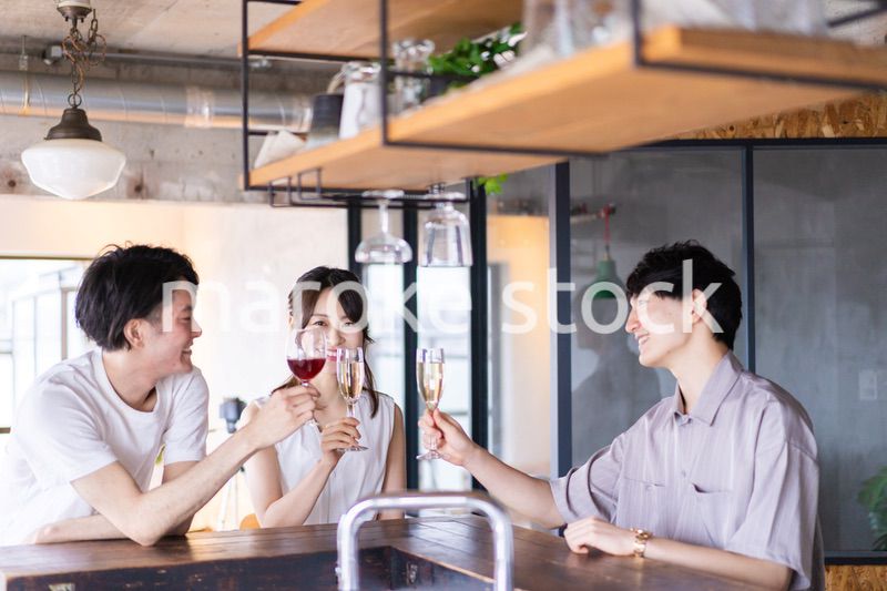 バーでお酒を飲む若者