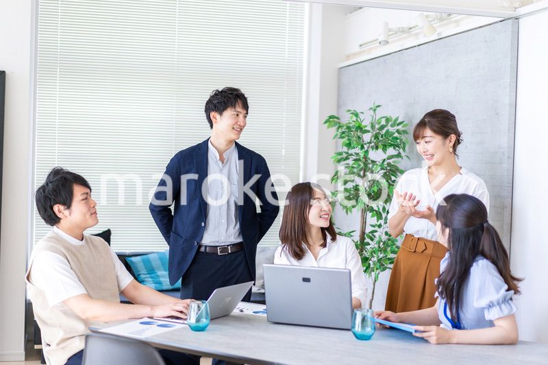 ベンチャー企業で働く若いオフィスワーカー