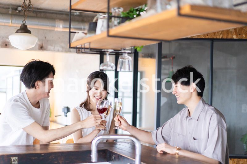 バーで盛り上がる若い男女