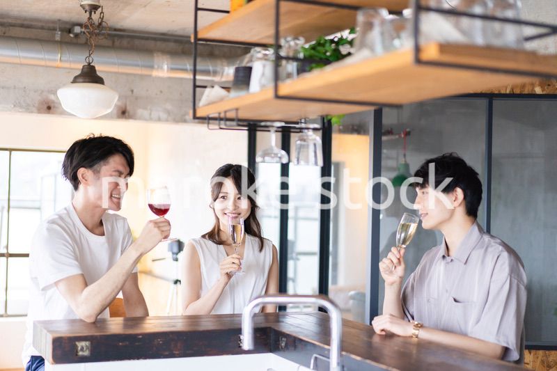 バーで盛り上がる若い男女