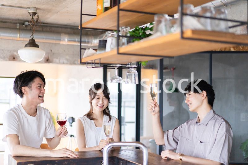 バーで盛り上がる若い男女