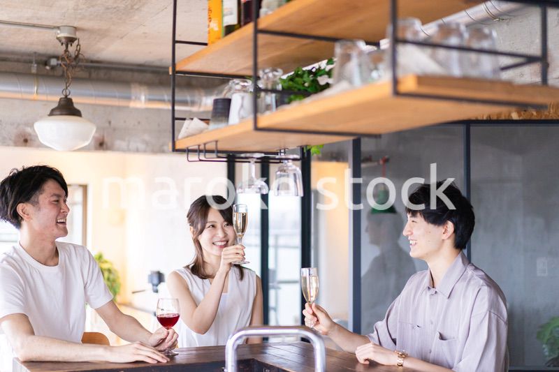 バーでお酒を飲む若者