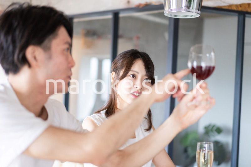 バーでお酒を飲むカップル