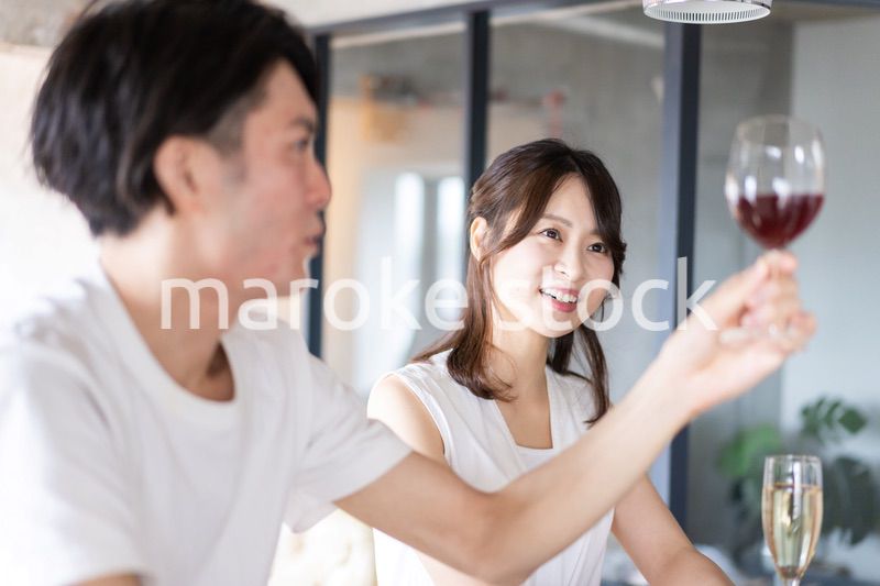 バーでお酒を飲むカップル