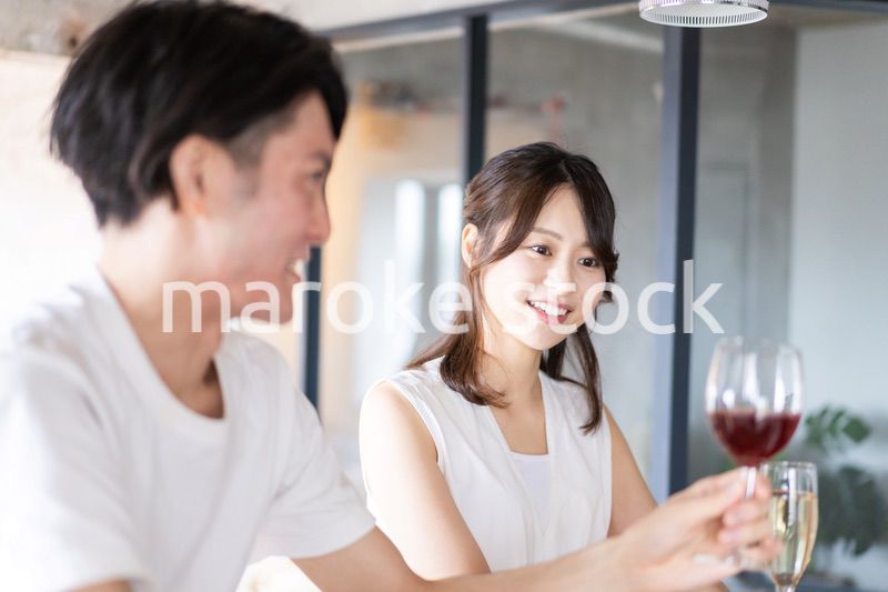 バーでお酒を飲むカップル