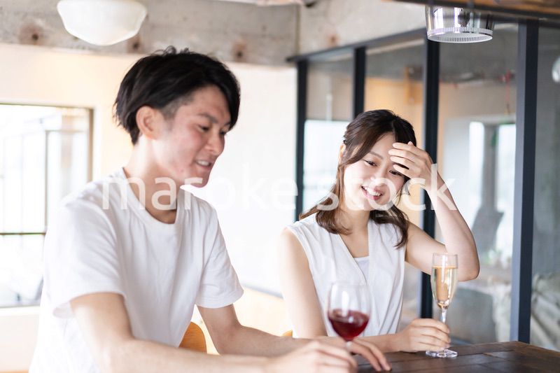 バーでお酒を飲むカップル
