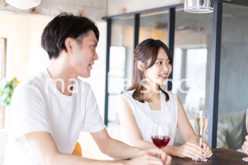 バーでお酒を飲むカップル