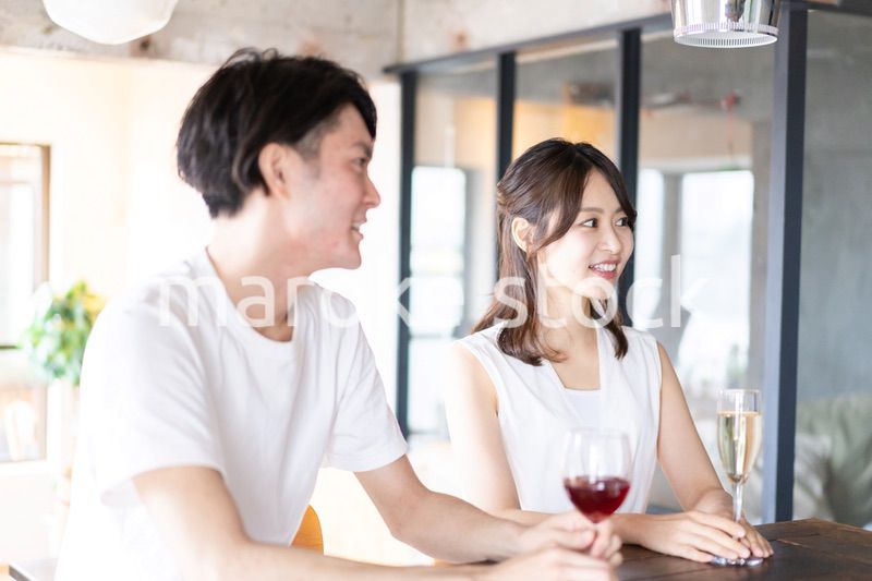 バーでお酒を飲むカップル