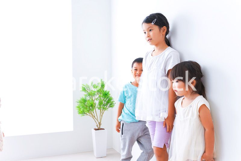 仲良く遊ぶ子どもたち