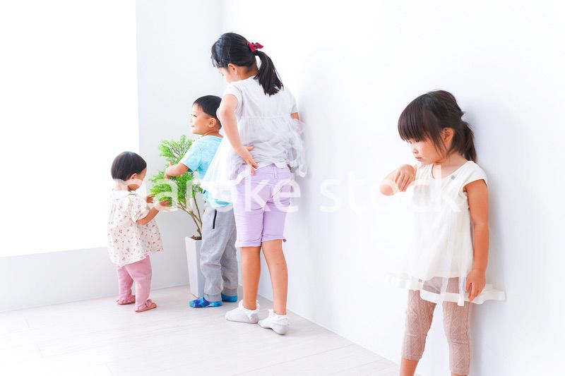 仲良く遊ぶ子どもたち