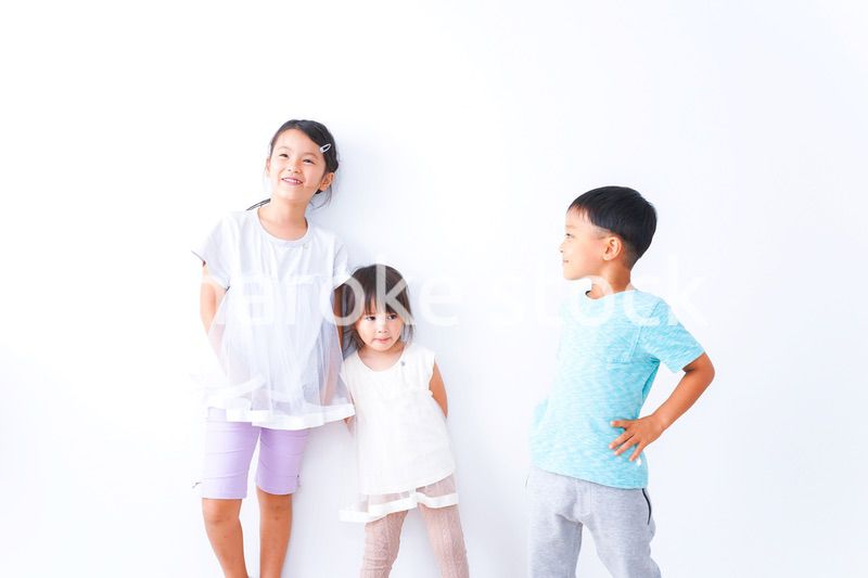 仲良く遊ぶ子どもたち