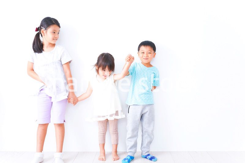 仲良く遊ぶ子どもたち