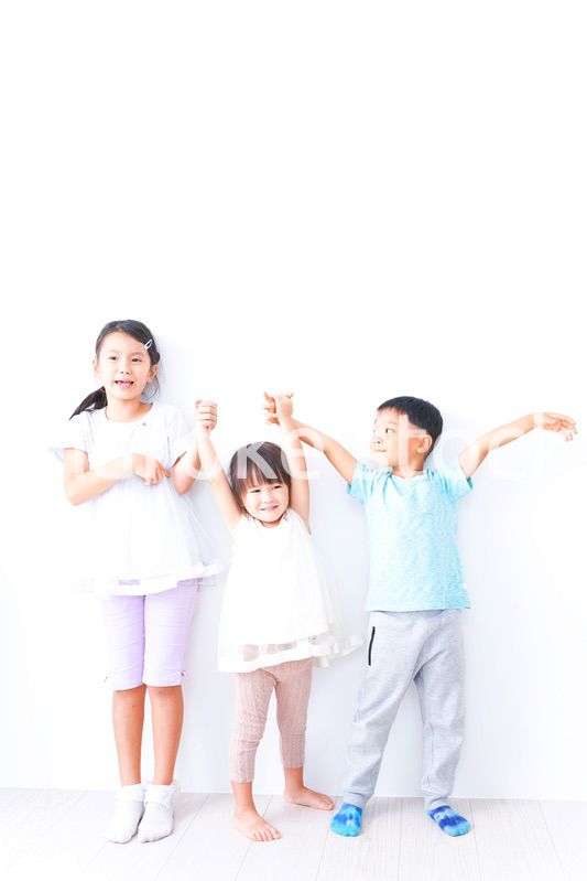 仲良く遊ぶ子どもたち