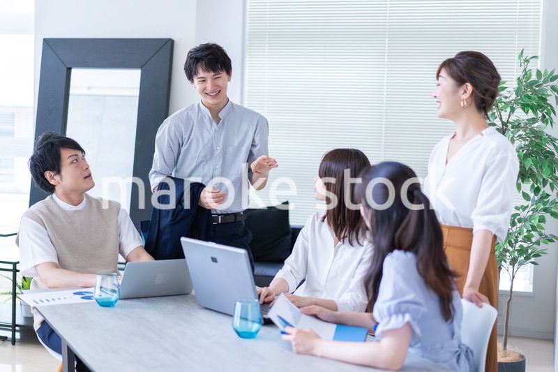 オフィスでミーティングをするビジネスパーソン