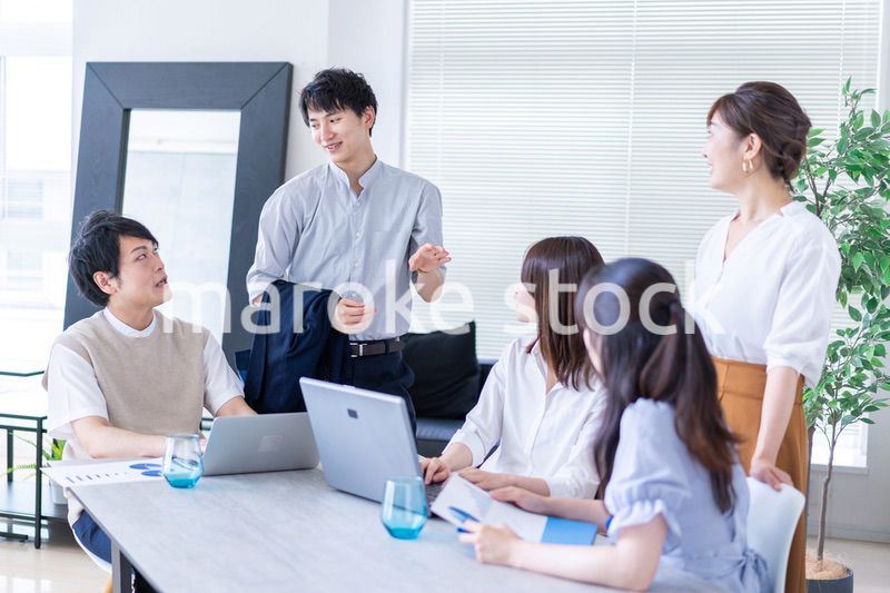 ベンチャー企業で働く若いオフィスワーカー