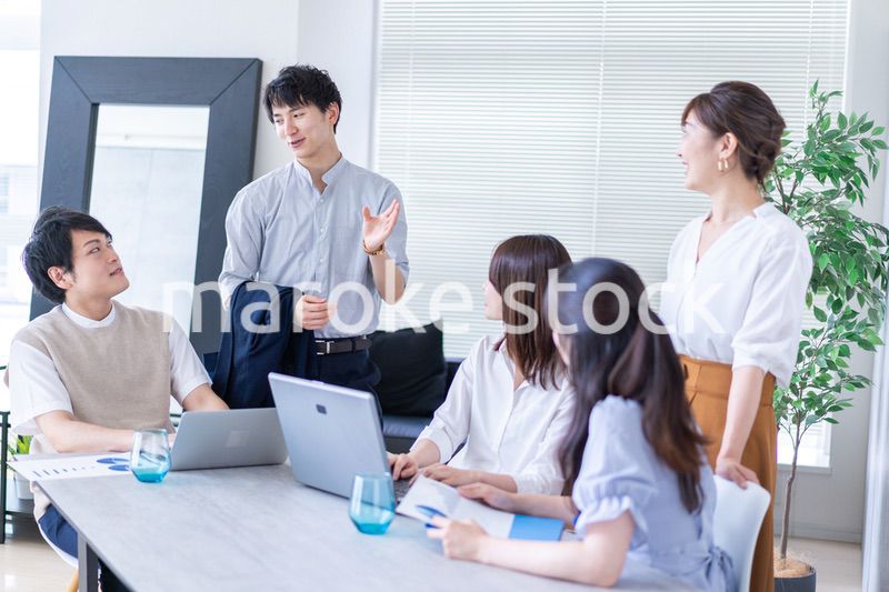 ベンチャー企業で働く若いオフィスワーカー