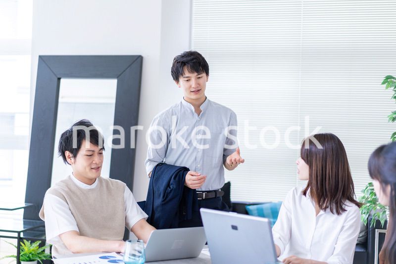 ベンチャー企業で働く若いオフィスワーカー