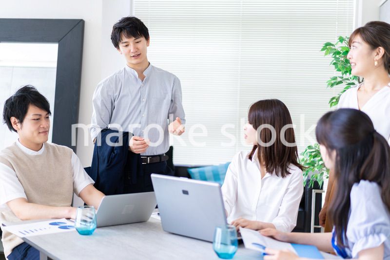 ミーティングをするビジネスパーソン